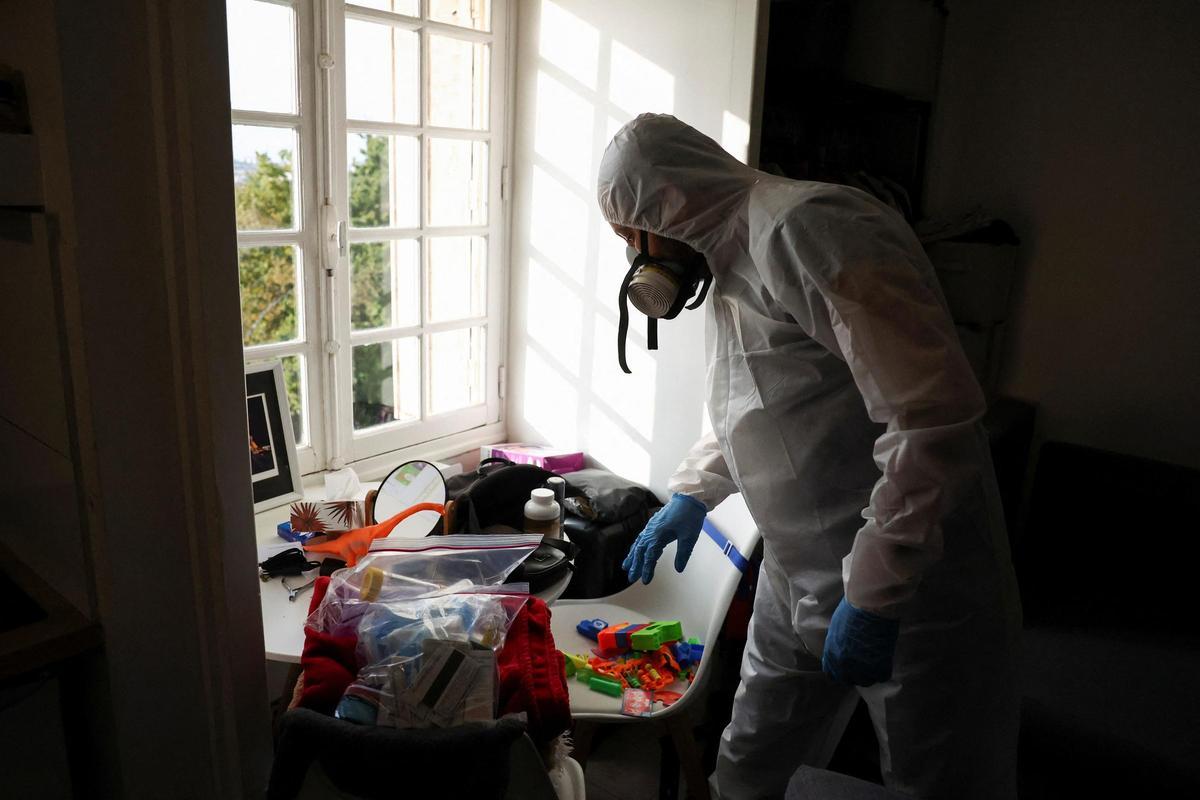 Un técnico en biocidas, inspecciona un apartamento para tratarlo contra las chinches cerca de París. Un técnico en biocidas, inspecciona un apartamento para tratarlo contra las chinches cerca de París.