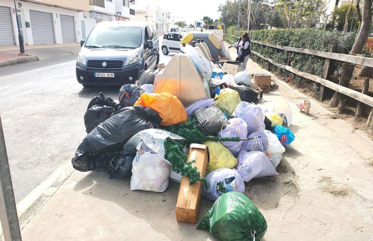 La basura se acumula en Formentera pese a los servicios mínimos de la huelga de recogida