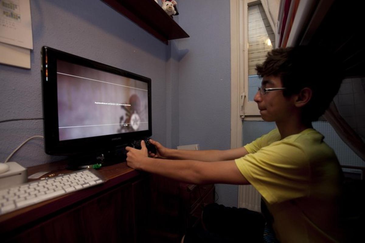 Un jove juga ’on line’ amb la PSN de Sony, en una imatge d’arxiu. Un jove juga ’on line’ amb la PSN de Sony, en una imatge d’arxiu.