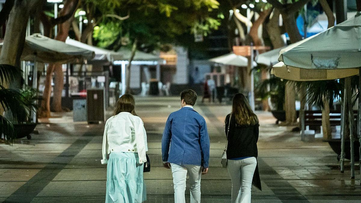 Un grupo vuelve a casa antes del toque de queda en Santa Cruz de Tenerife.