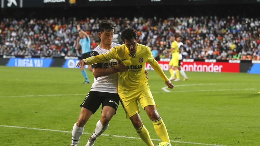 Parejo, contra lo que queda del centro del campo del Valencia