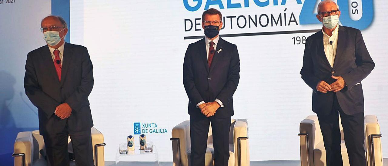 Fernando González Laxe, Alberto Núñez Feijóo y Emilio Pérez Touriño, ayer, en Santiago.