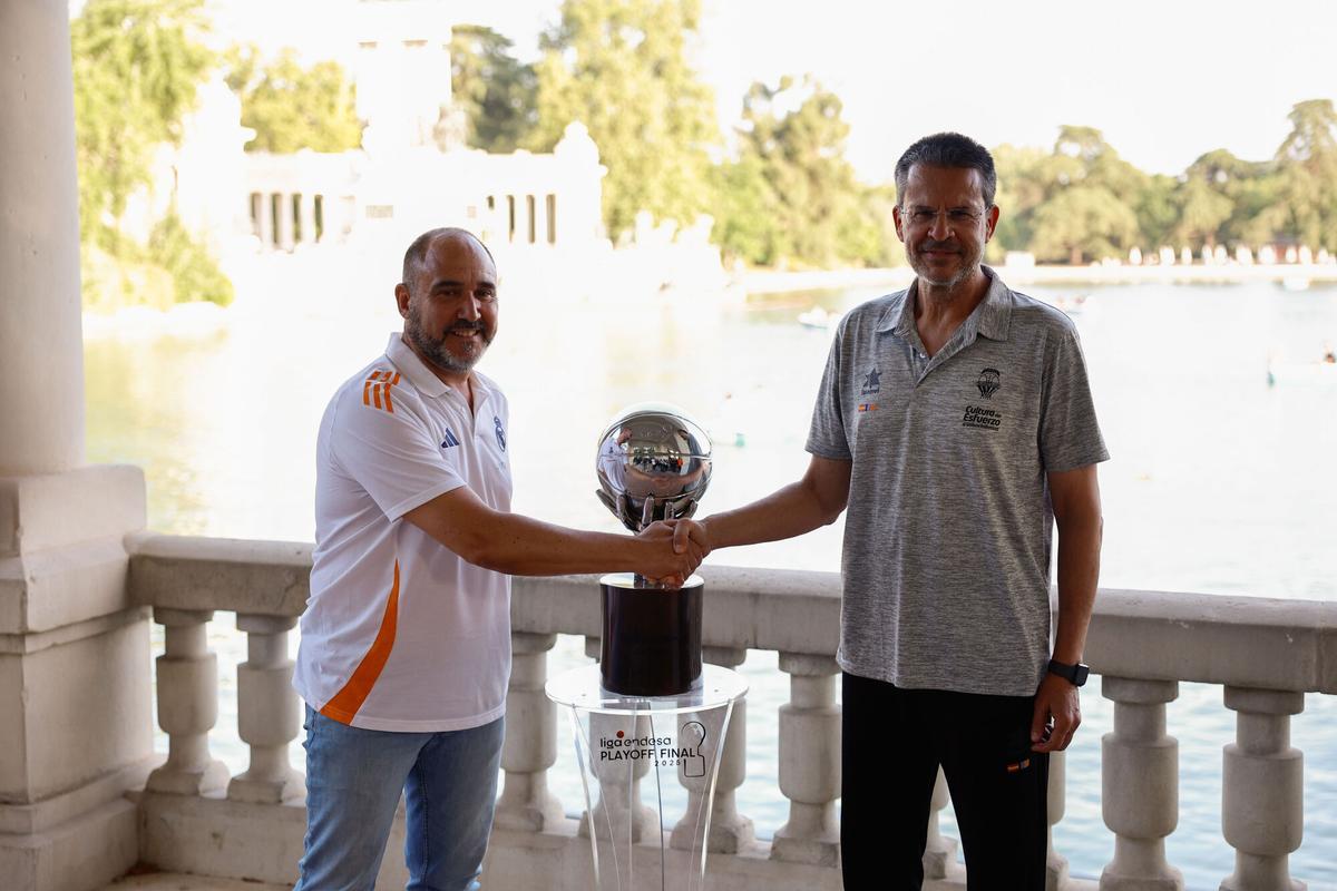 MADRID , 19/06/2025.- El entrenador del Real Madrid, Chus Mateo (i), y el del Valencia, Pedro Martínez, durante la presentación del playoff final de la Liga Endesa de baloncesto, este jueves en Madrid. EFE/ Rodrigo Jiménez