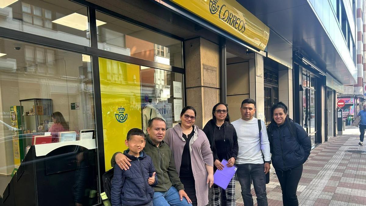 Por la izquierda, Iton David Enríquez, Wilton Enríquez, Maryuri Rendon, Lusenith Tabarez, Miro Edilberto Valencia y Stefany Rovira, esperando en la oficina de correos de Pola de Siero para entregar la documentación.
