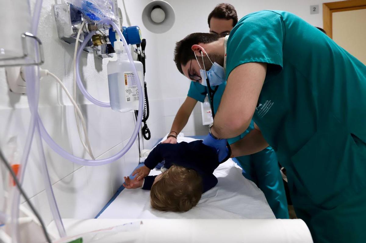 Atención a un bebé en las Urgencias Pediátricas del hospital Reina Sofía.