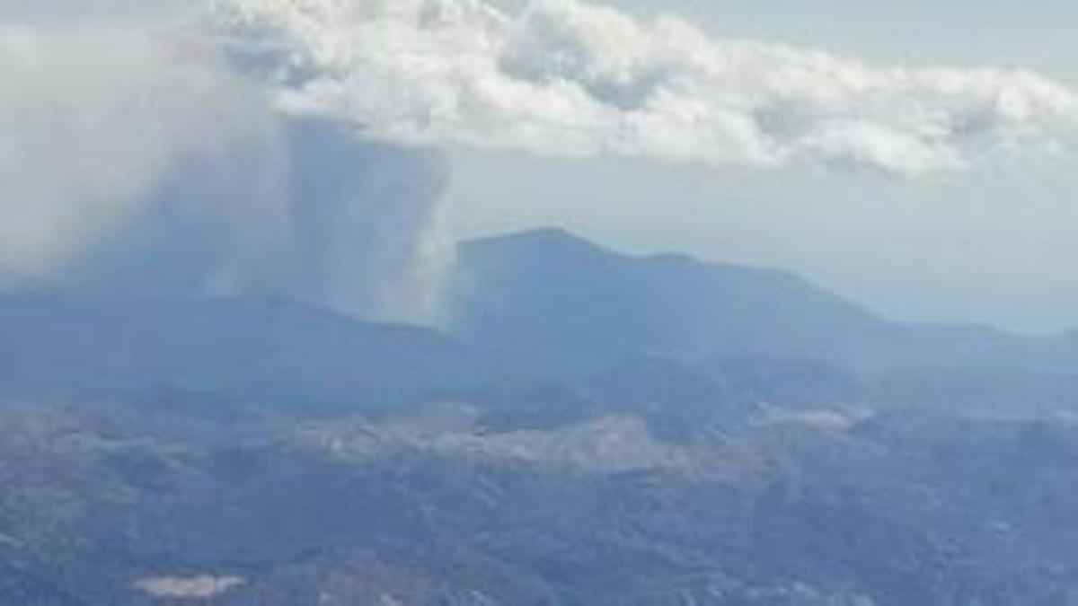 Infoca retira a los efectivos de tierra del incendio de Sierra Bermeja por una nube de fuego