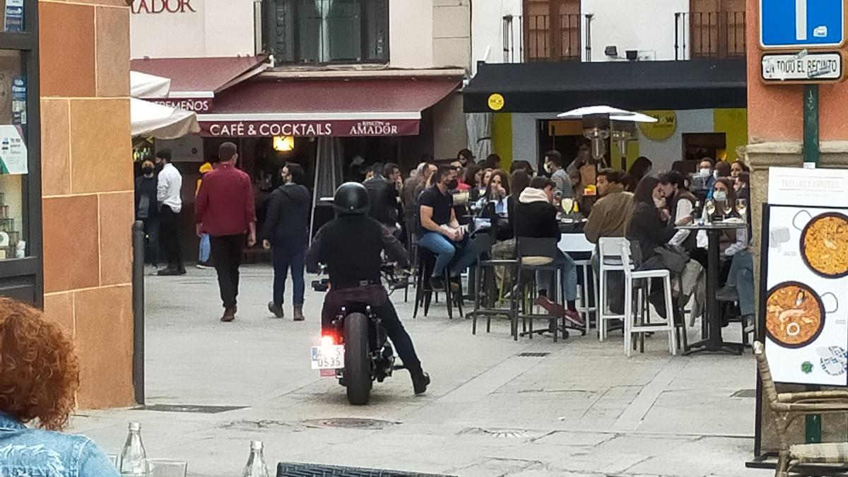 Clientes en terrazas del rincón de San Esteban.