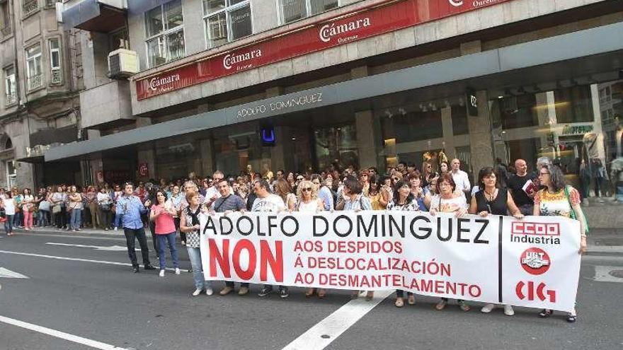 Trabajadores, ayer, en la protesta ante la firma en Ourense. // I. Osorio