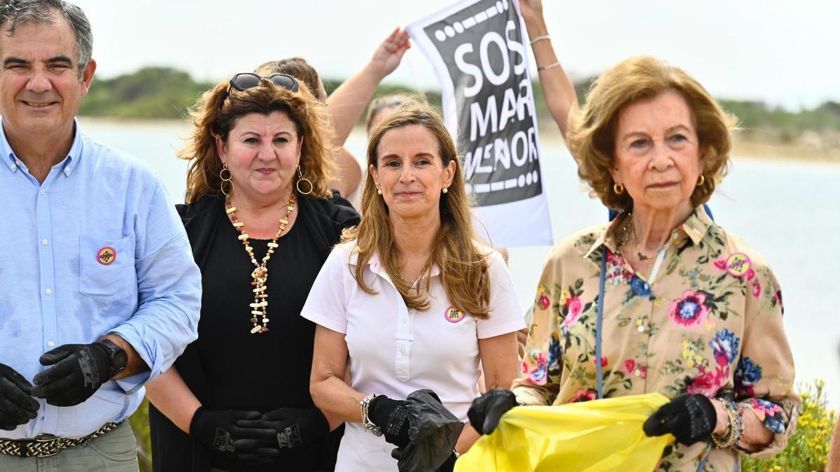 Varias personas han desplegado una bandera de SOS Mar Menor durante la visita de la reina.