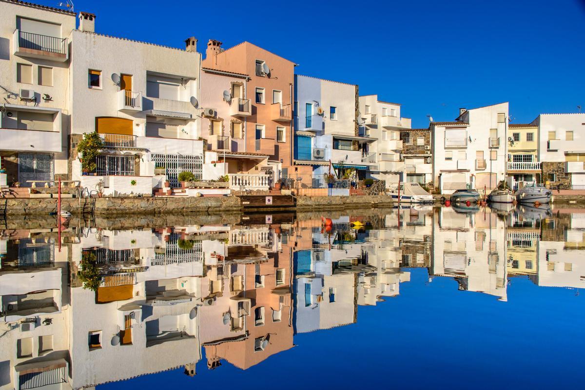 Casas de Ampuriabrava reflejadas en los canales