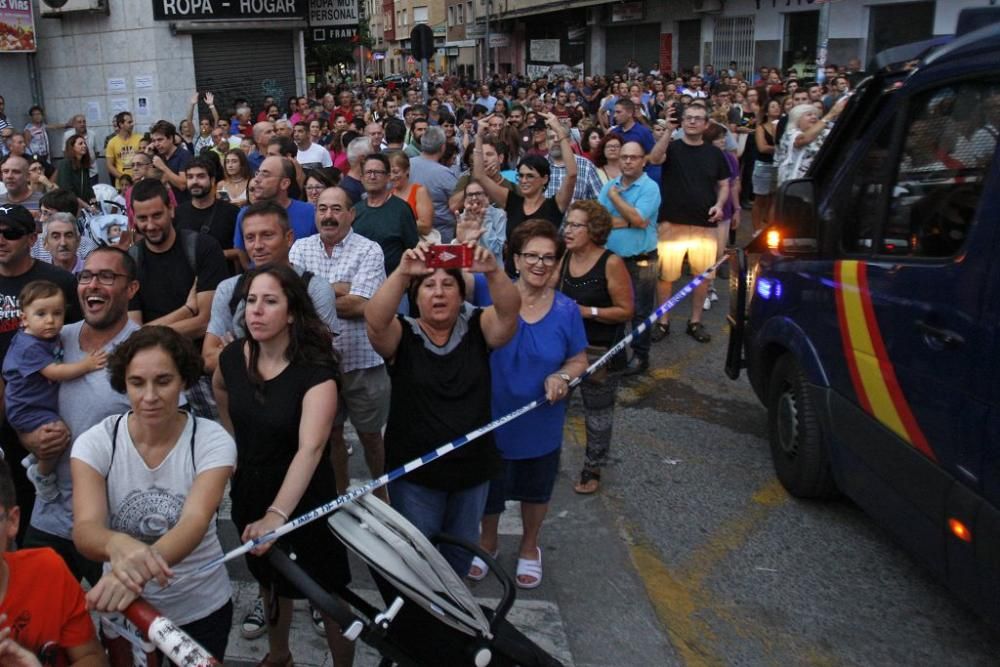 Los manifestantes protestan contra el AVE