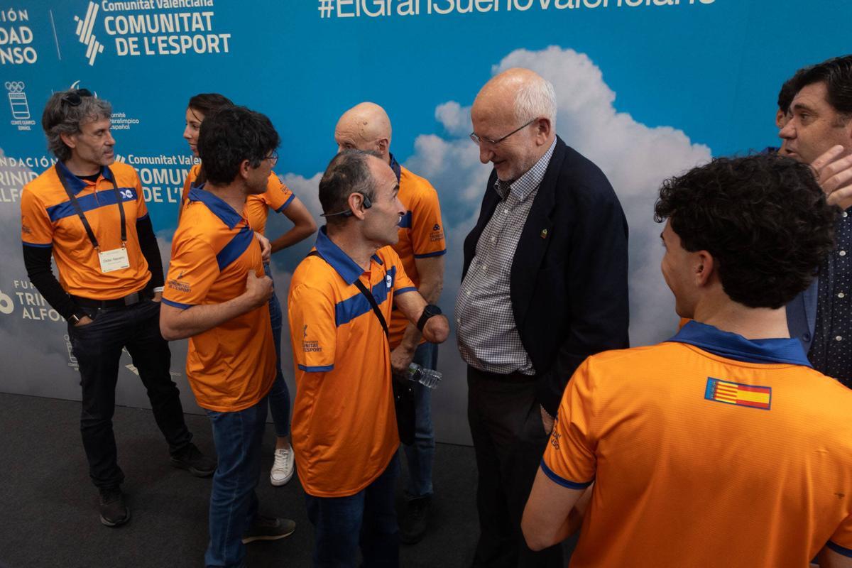 Juan Roig y Ricardo Ten, junto a otros deportistas del Proyecto FER en la gala de presentación de 2026.