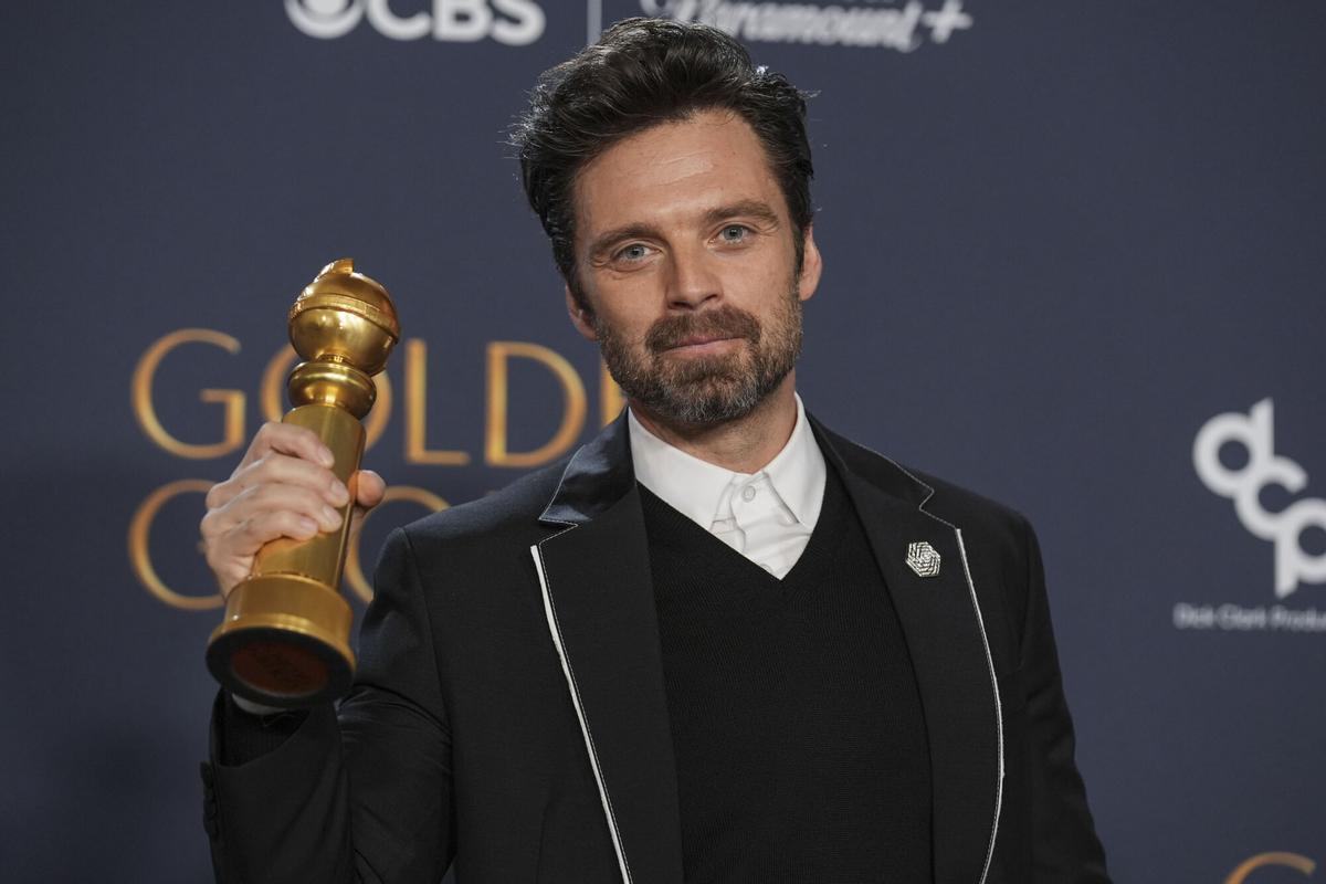 El actor Sebastian Stan posa con su Globo de Oro por 'A different man', el 5 de enero de 2025 en Beverly Hills (California, EEUU).