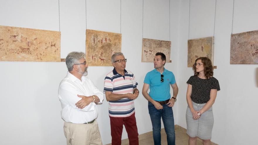 El artista muleño Juan López del Toro posa, junto a diversas autoridades, con su muestra.