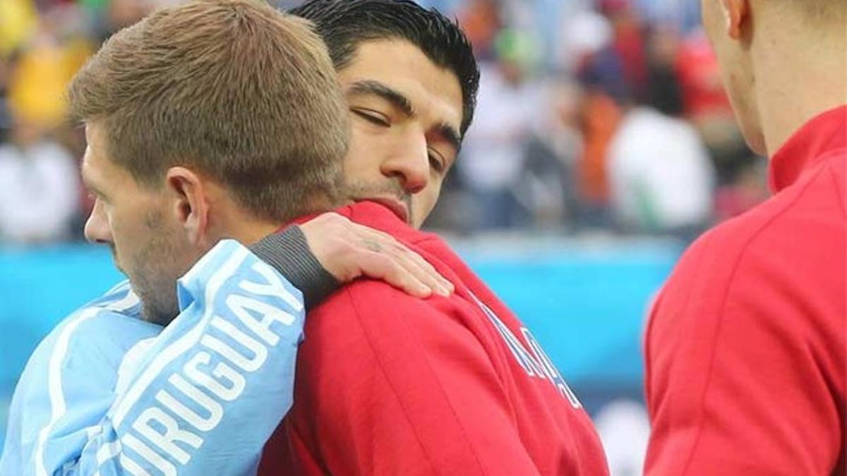 Suárez y Gerrard, saludándose antes del Uruguay-Inglaterra del Mundial