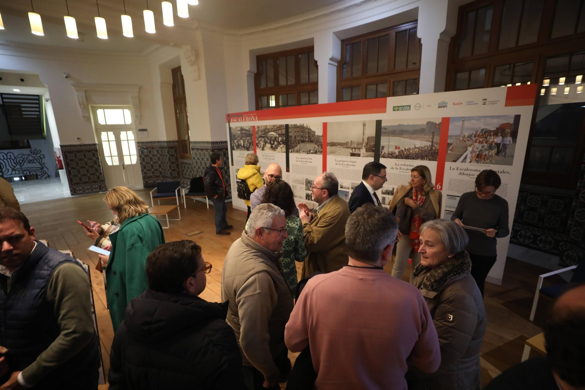 Visitantes en la exposición "Guardianes del tiempo" organizada por LA NUEVA ESPAÑA
