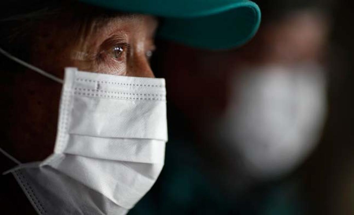 Un home mira les notícies per televisió a l’interior d’un refugi a Rikuzentakat (Japó), dies després que l’àrea fos devastada pel terratrèmol i el tsunami.