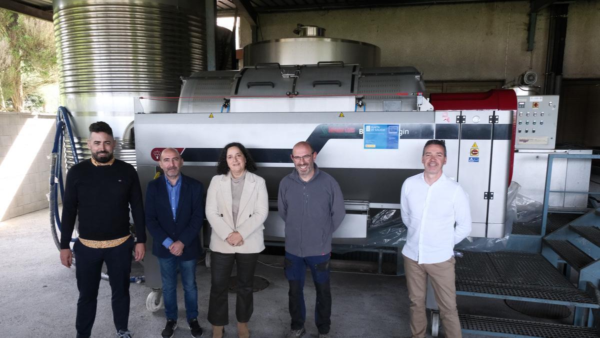 Belén do Campo con el jefe de la oposición padronesa, el popular Ángel Rodríguez, segundo por la izquierda, y miembros de Pazo de Arretén