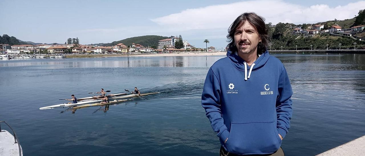 El profesor Alejandro Luaces en el muelle marinero de Ribadesella, en Asturias.