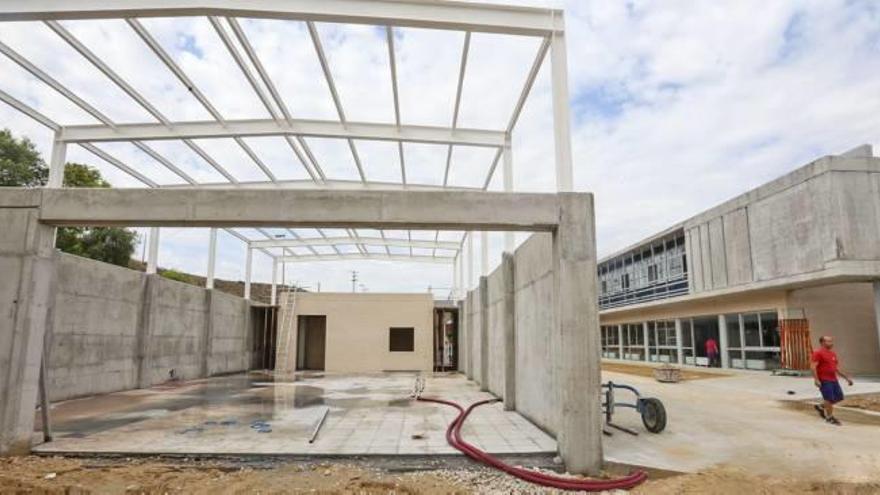 La empresa constructora levantó la estructura del gimnasio que todavía no se ha terminado.