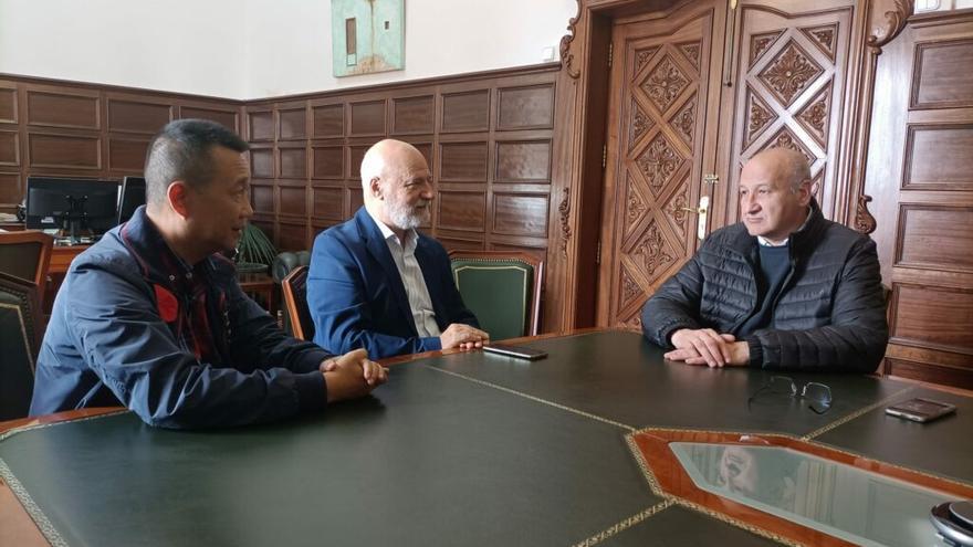 Jiang Li Zhongyi, Jaume Morgò y José Armengol, durante la reunión de este miércoles.