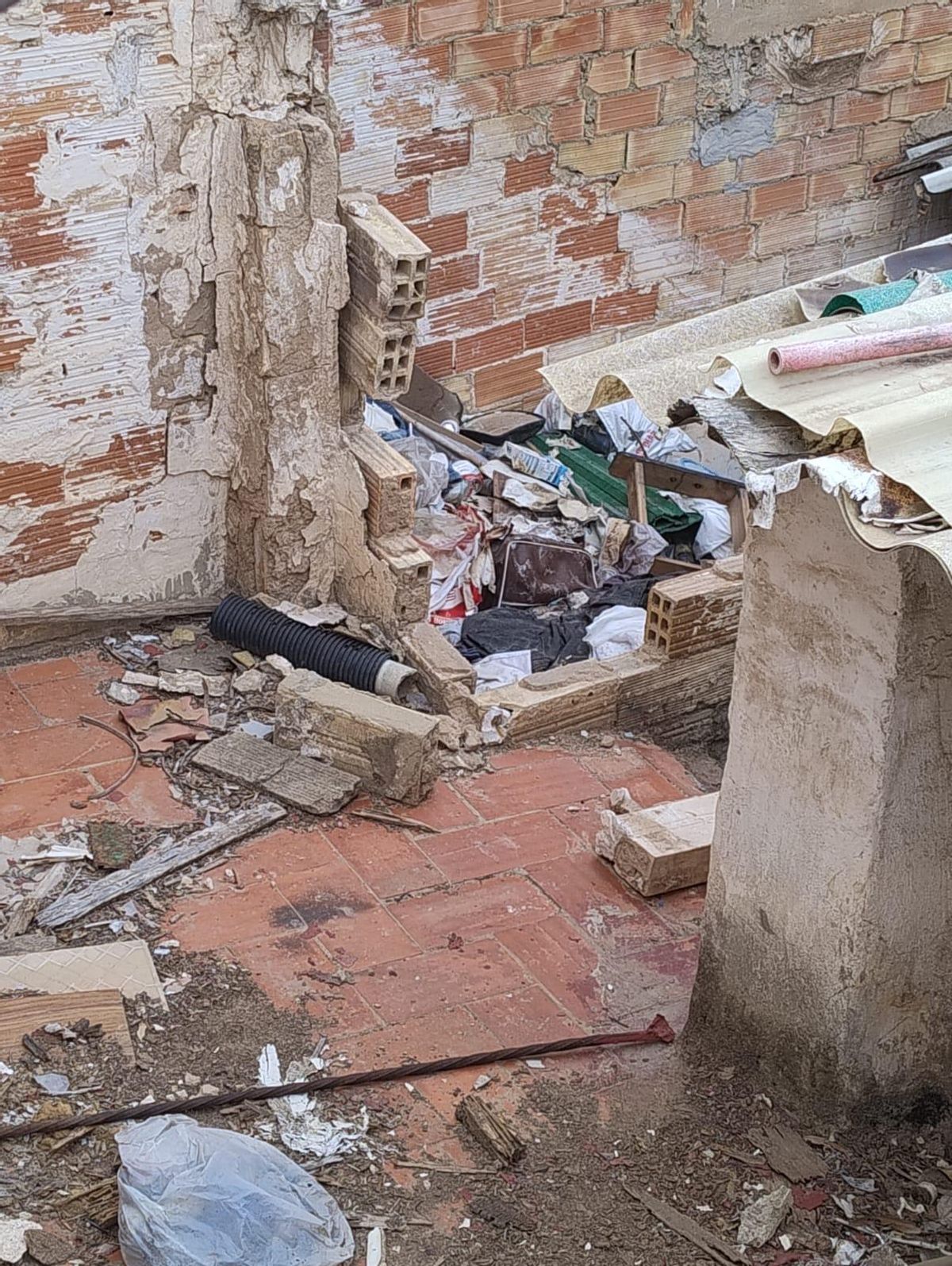Escombros dentro de la casa okupada