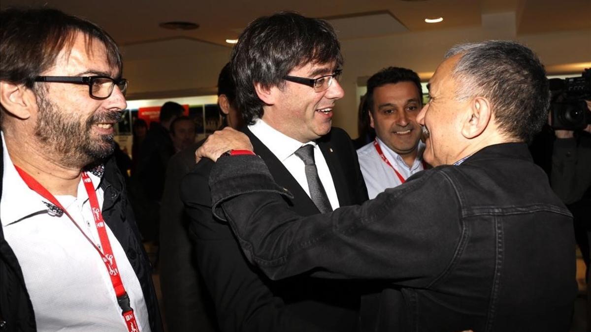 Camil Ros, Carles Puigdemont y Josep Maria Álvarez, en el congreso de la UGT de Catalunya en Terrassa.