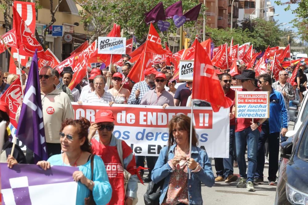 La reivindicación se concretó, durante la marcha por la avenida de España, en el grito «con [Albert] Rivera, no»