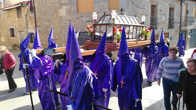 GALERÍA | La Vera Cruz de Mombuey entierra al Cristo Yacente
