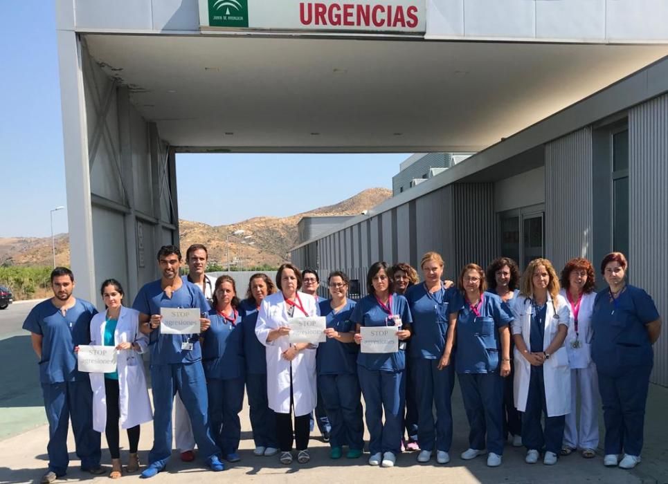 Protesta contra las agresiones a profesionales sanitarios, en el Hospital del Guadalhorce.