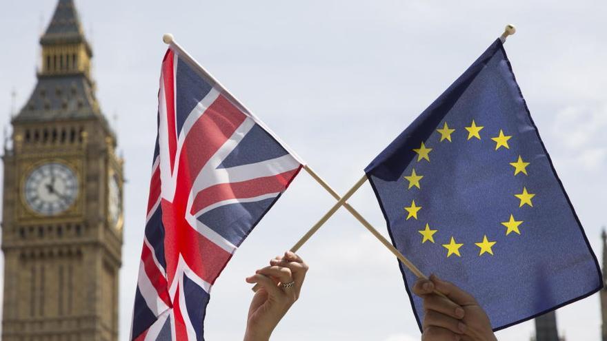 Banderas de Reino Unido y la UE.