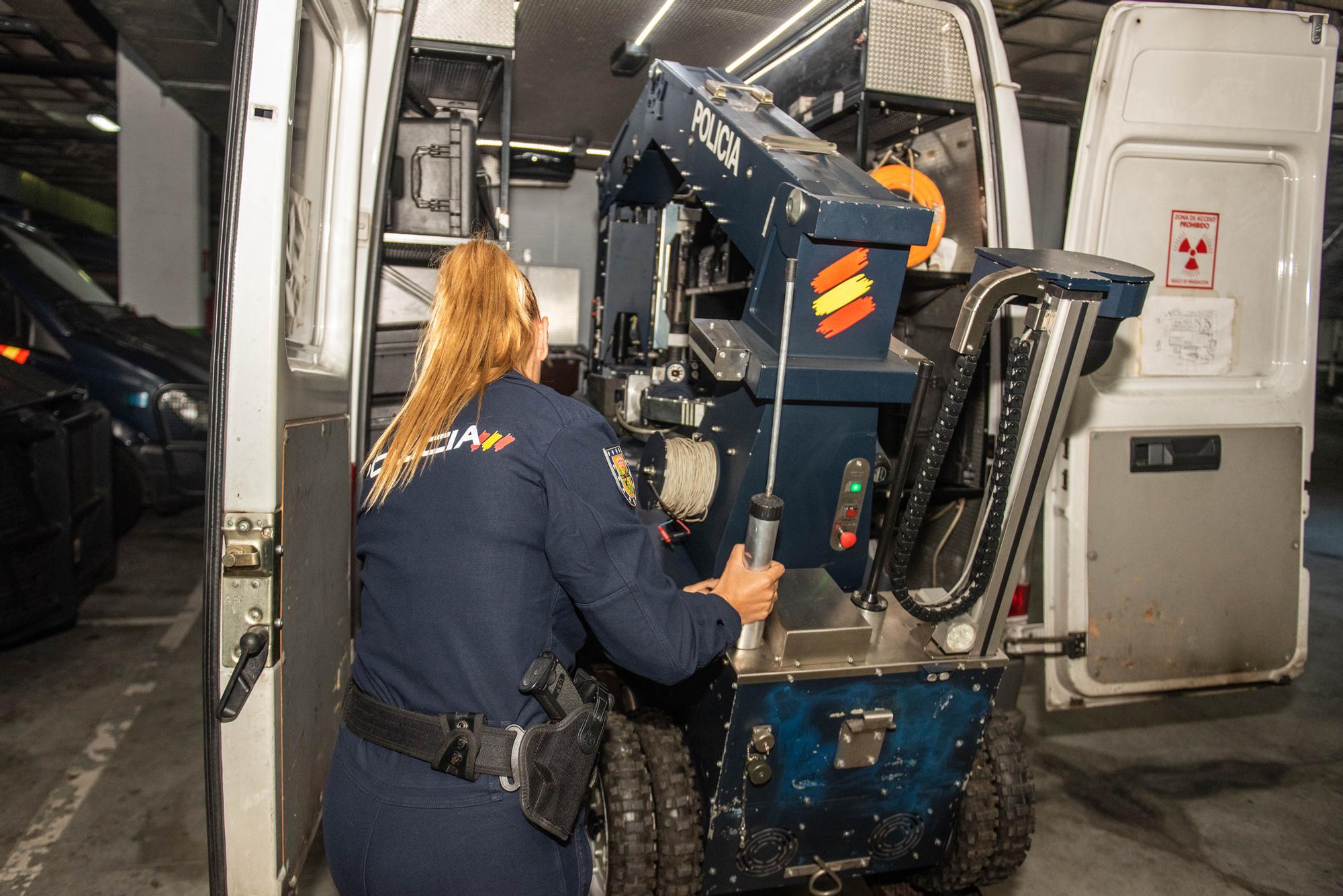 Una agente de A Coruña, la única mujer en el Tedax de la Policía Nacional en Galicia