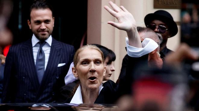 La cantante Céline Dion saluda a los fans delante de su hotel antes de los Juegos Olímpicos de París 2024.