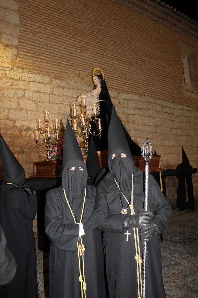 GALERÍA | Los cofrades del Jesús Nazareno y Ánimas de la Campanilla desafían la lluvia en Toro