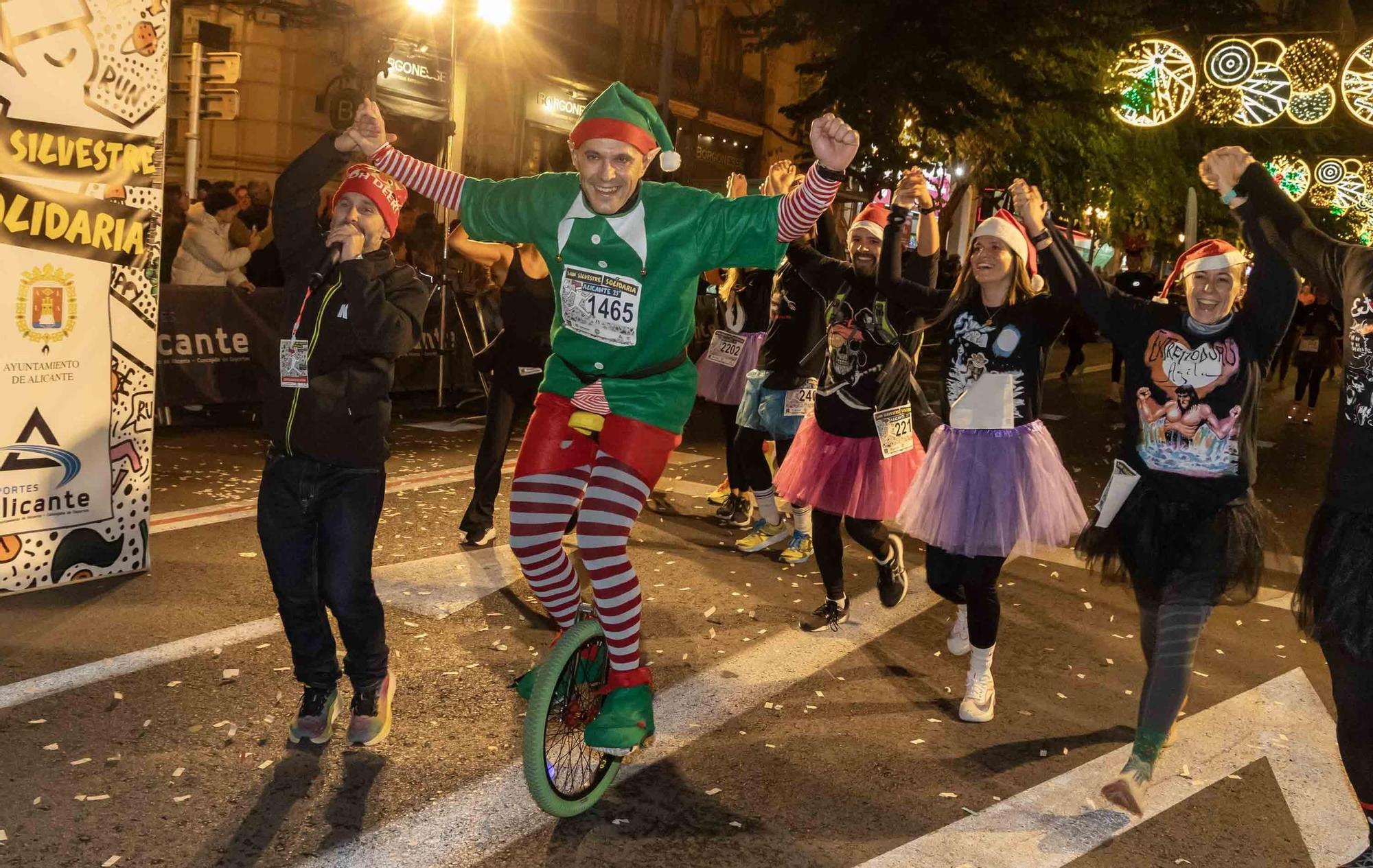La San Silvestre de Alicante llena de colorido la ciudad