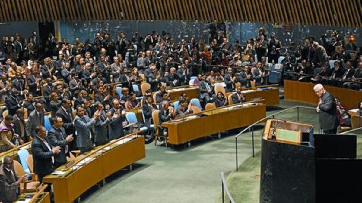 Abbás recibe la ovación de la Asamblea General de la ONU, ayer.