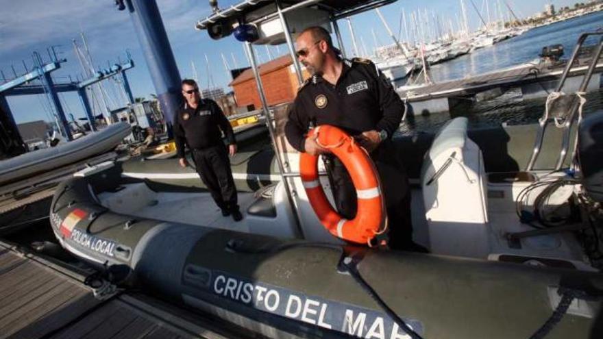 Los dos agentes que componen la Unidad Marítima de la Policía Local de Santa Pola en el amarre del Club Náutico.