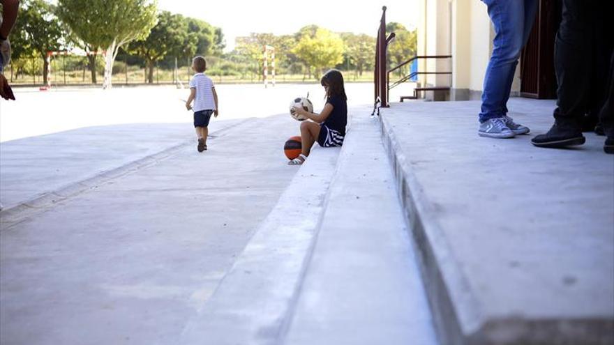 Educación abre más aulas y libera a tres centros de reservar plazas