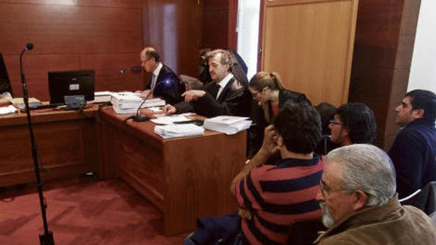 Los tres ganaderos y los guardias imputados en el juicio, sentados en primera fila.