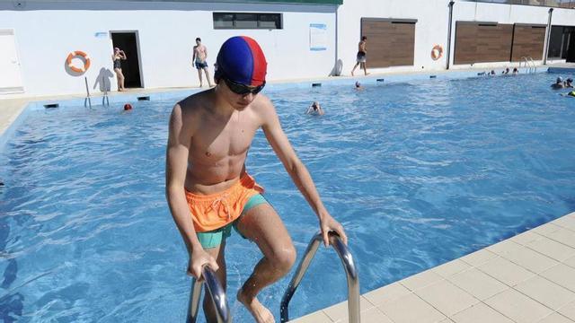 Usuarios de la piscina municipal de Silleda.  | BERNABÉ/JAVIER LALÍN