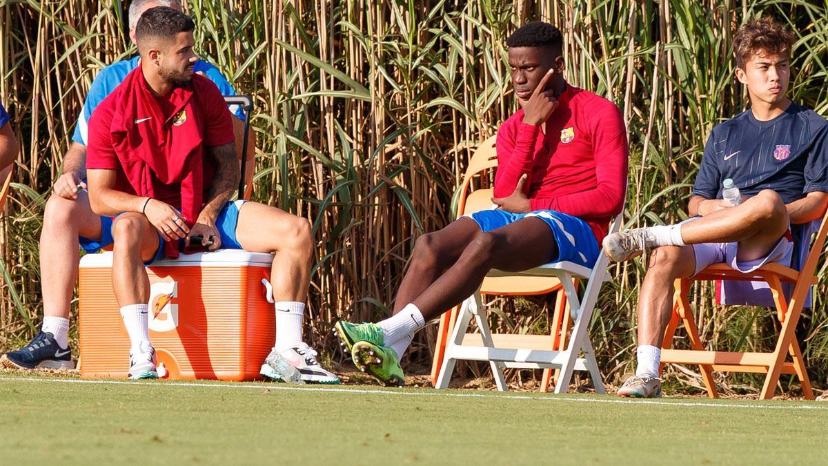 Ilaix Moriba está sentado junto a los suplentes del Barça B, pero sin tener minutos