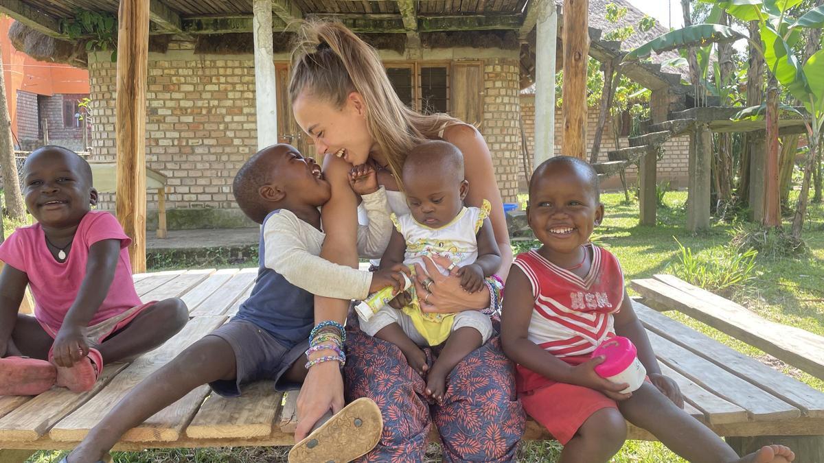 María Galán juega con algunos de sus 'hijos' de Babies Uganda.