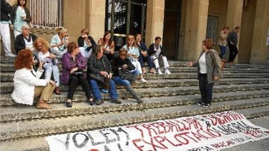 Empleades de la neteja del Trueta protesten per les retallades