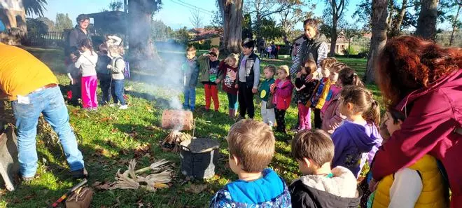 Entre castañas, zancos y gaitas en el amagüestu del CRA Les Mariñes, en Villaviciosa