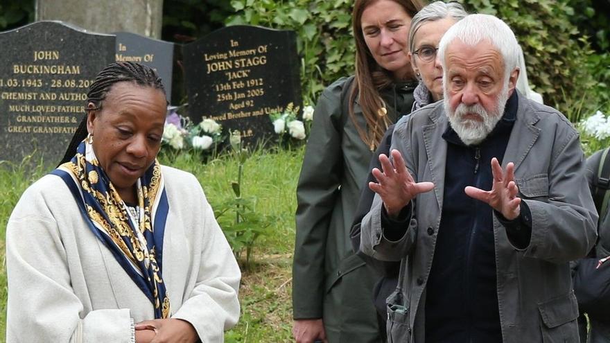 Mike Leigh: &quot;Hago cine que trata a la gente con curiosidad y cariño; da igual si son obreros o burgueses, habitantes de 2024 o del siglo XVIII&quot;