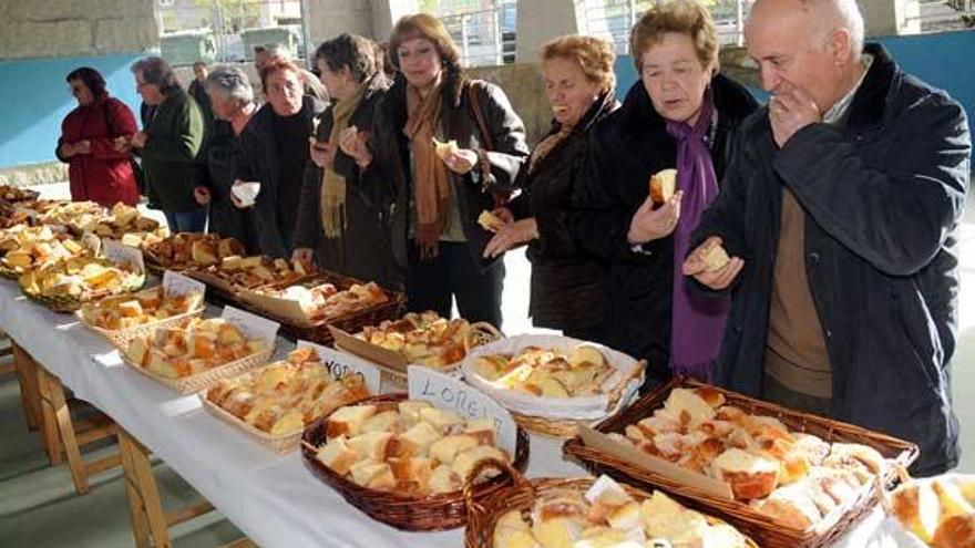 Los asistentes a Verducido saborean la rosca.