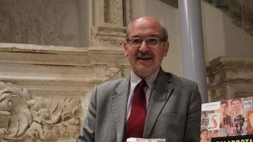 Virgilio Ortega, con su libro.