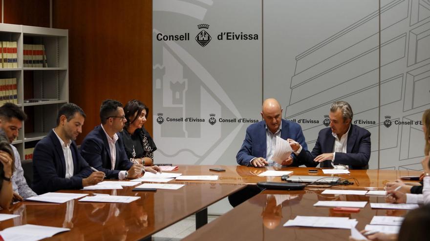 Antoni Vera y Vicent Marí ante los alcaldes de Eivissa diurante la firma de los convenios en la sede del Consell Insular. | CAIB