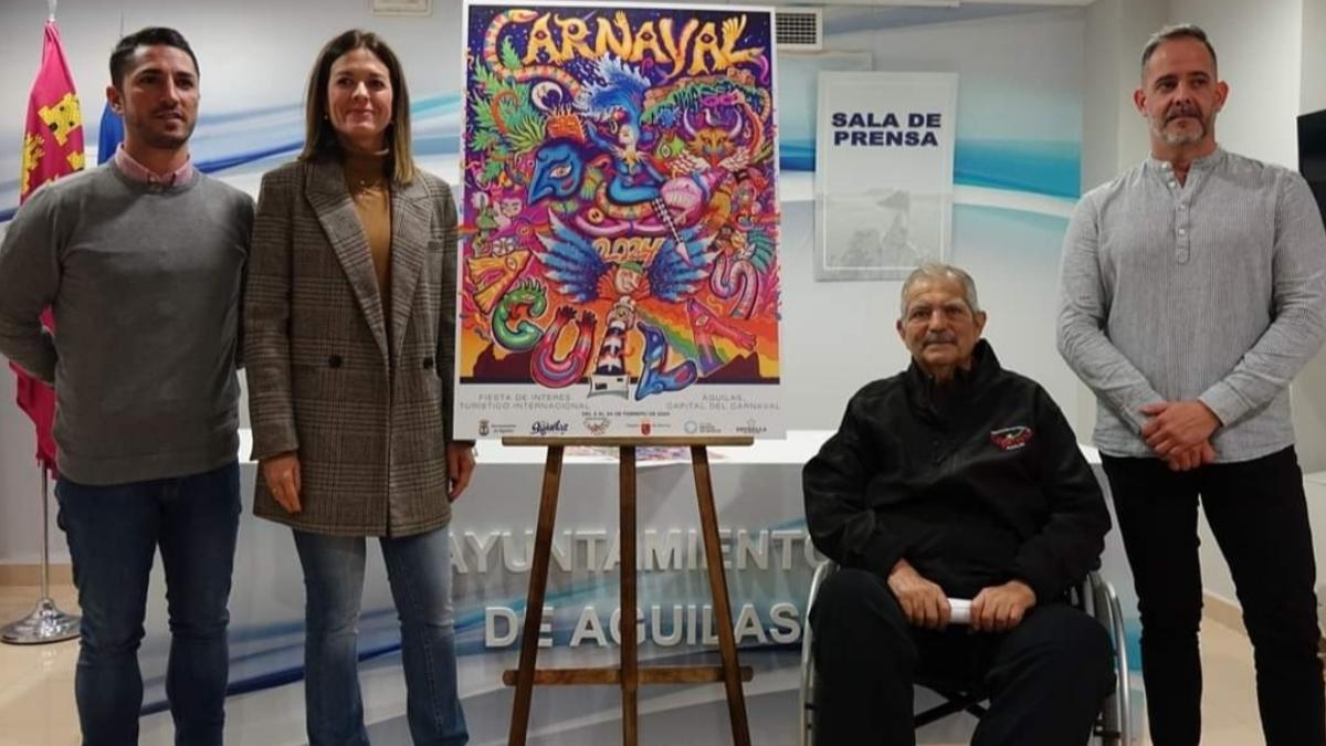 La alcaldesa y los representantes del Carnaval de Águilas, durante la presentación del cartel 2024