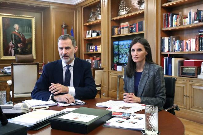 Los reyes durante una videoconferencia desde Zarzuela